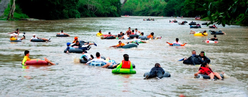 Rafting tubo sobre la parte manabita del Río Quinindé. Ecuador.