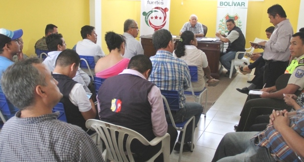 El COE cantonal de Bolívar actualizó su información sobre su gestión posterremoto del 16 de abril/2016. La reunión se hizo en la sede provisional del Municipio. Manabí, Ecuador.
