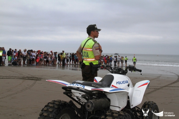 Un policía civil vigila una playa manabita montado en un cuadrón. Manabí, Ecuador.