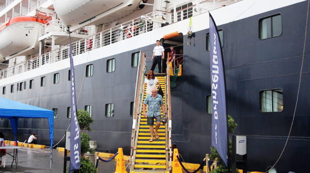 Turistas de un crucero desembarcan en el muelle internacional de Manta. Manabí, Ecuador.
