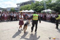 Demostración de canes policías ante estudiantes del Colegio Nacional Portoviejo.