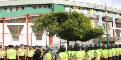 Resguardo policial en el Estadio Reales Tamarindos de Portoviejo. Manabí, Ecuador.