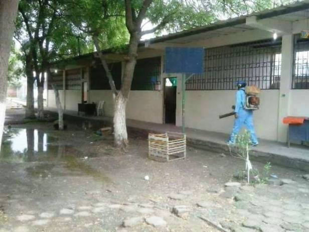 Fumigación con insectiicida en un patio de escuela en Manta. Manabí, Ecuador.
