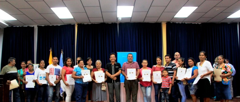 Posesionarios de tierras muestran la escritura que acredita su propiedad lograda con apoyo municipal de Manta. Manabí, Ecuador.