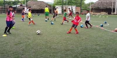 Niños de Montecristi entrenan en un curso de fútbol vacacional. Manab{i, Ecuador.