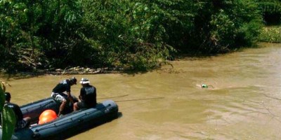 Miembros del GOE policial buscan en el Río Portoviejo a un automovilista y su vehículo. Manabí, Ecuador.