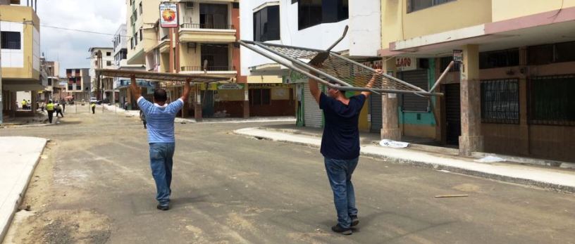 Moradores de Tarqui retiran las vallas que impedían el tránsito en las calles de esta parroquia de Manta. Manabí, Ecuador.