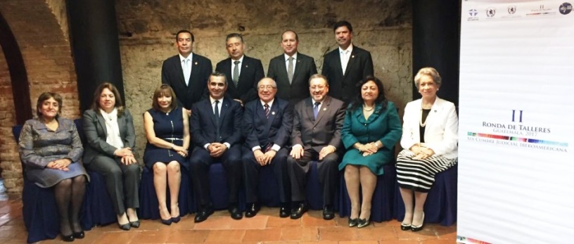 Miembros de la Cumbre Judicial Iberoamericana posan en Guatemala tras la II Ronda de Talleres preparatorios para la Asamblea plenaria que se efectuará en Ecuador.