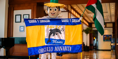Bandera oficial del Delfín S. C. de Manta, sostenida por un maniquí que representa al ciudadano popular de la provincia de Manabí, cuya bandera también enarbola. Manabí, Ecuador.