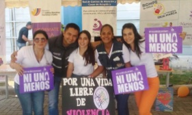 Andrea Romero posa con activistas contra la violencia intrafamiliar.
