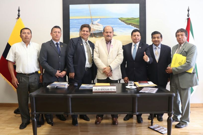Directivos de FEDOTAXIS posan en Quito con el segundo vicepresidente de la Asamblea Nacional de la República.
