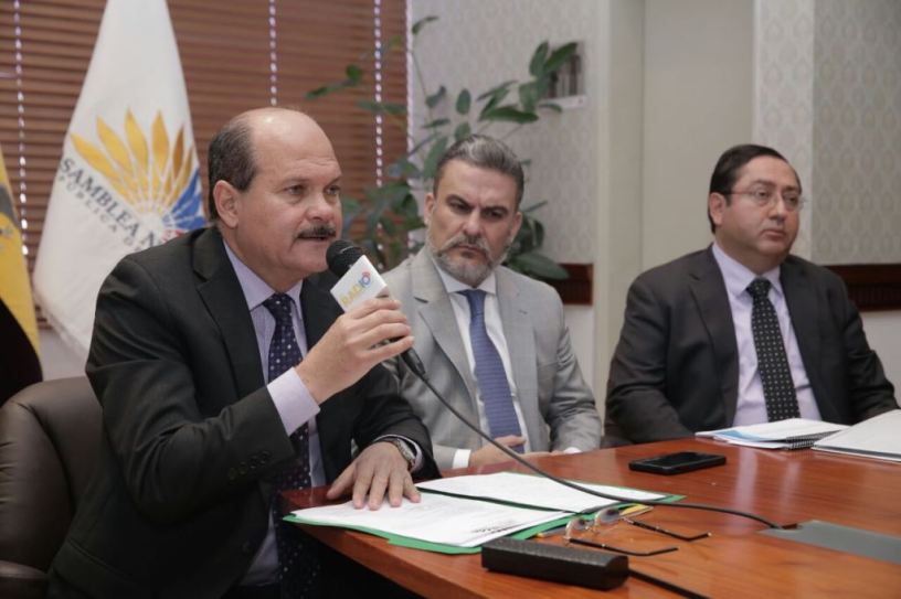 El ministro de Finanzas comparece ante las autoridades de la Asamblea Nacional del Ecuador, en Quito.