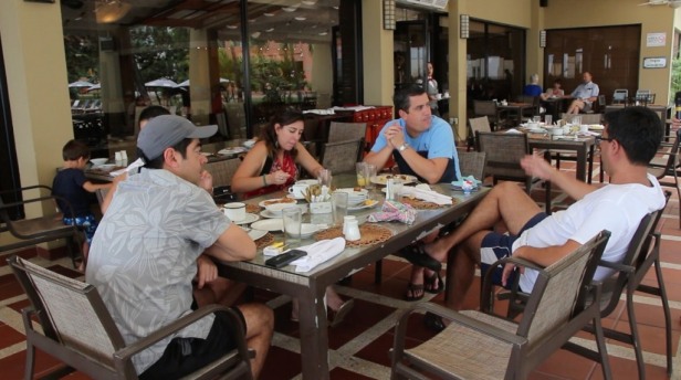Turistas almorzando en un restaurante de Manta. Manabí, Ecuador.