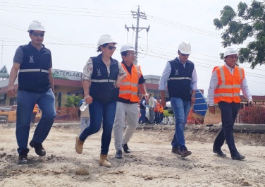 El alcalde Jorge Zambrano (centro) y el concejal Johnny Mera (extremo derecho) inspección la regeneración de la Avenida 4 de Noviembre. Van acompañados por funcionarios de la compañía constructora. Manabí, Ecuador.