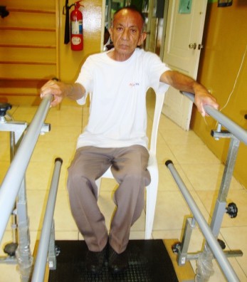 Tony Cedeño es un paciente de terapia física y ha dicho que le satisface el servicio del Centro Diario del Buen Vivir.