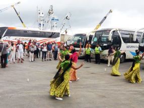 La Administración municipal de Manta recibió con danza folclórica a los turistas internacionales que llegaron a bordo del crucero Queen Victoria.