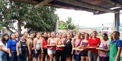 Mujeres de Estancia Las Palmas, Montecristi, muestran bocadillos preparados en el taller de un curso de cocina gourmet. Manabí, Ecuador.