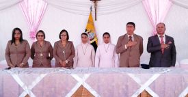 Mesa de autoridades en la ceremonia oficial de graduación de bachilleres de la UE Santa Mariana de Jesús, de Chone.