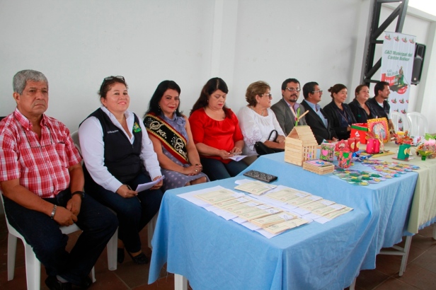 Mesa directiva del acto de clausura de una jornada de vinculación social con los adultos mayores de Calceta, Cantón Bolívar. Manabí, Ecuador.