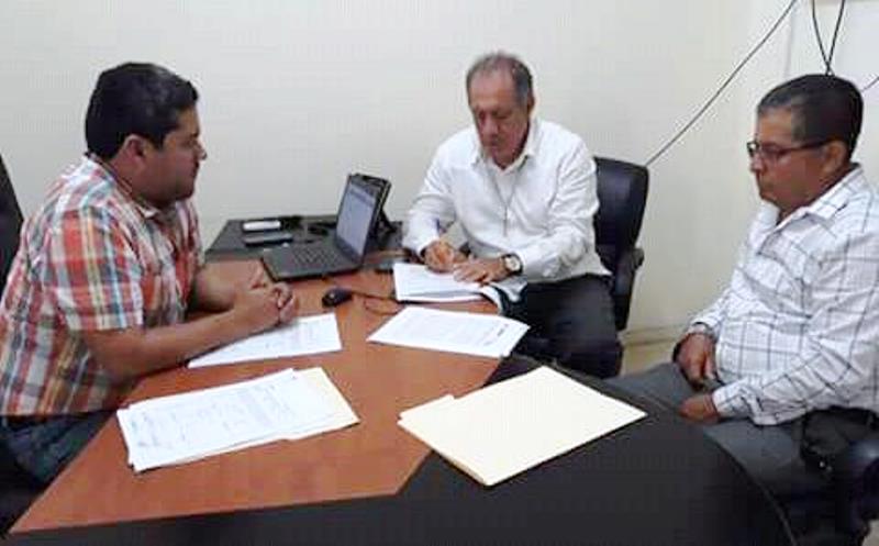 Suscriben acuerdo para cambiar línea eléctrica de Santa Rita, Chone. Manabí, Ecuador.