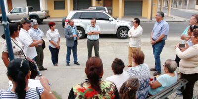 Alcalde de Manta y el secretario del Comité de la Reconstrucción posterremoto, anuncian en Tarqui la reconstrucción del mercado municipal. Manabí, Ecuador.