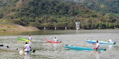 Reman sobre sus canoas duranta la Regata Aldo Cano Patiño de 2017, en la Represa La Esperanza del Cantón Bolívar. Manabí, Ecuador.