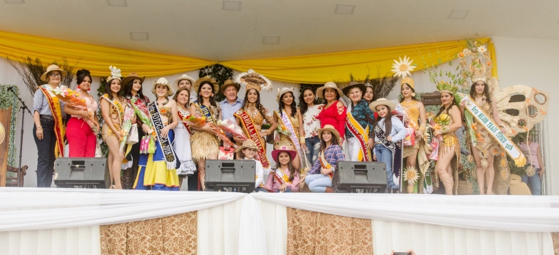 El alcalde de Chone, Deyton Alcívar, posa con las señoritas reinas de la belleza rural del cantón. Manabí, Ecuador.