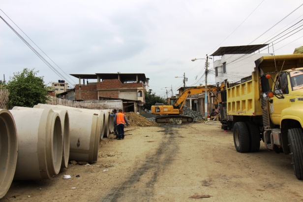 Tubos de cemento para reparar daños en colector de aguas servidas del Barrio La Ensenadita, Manta. Manabí, Ecuador.